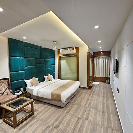 Hotel Mk Vivanta Gwalior Exteriör bild