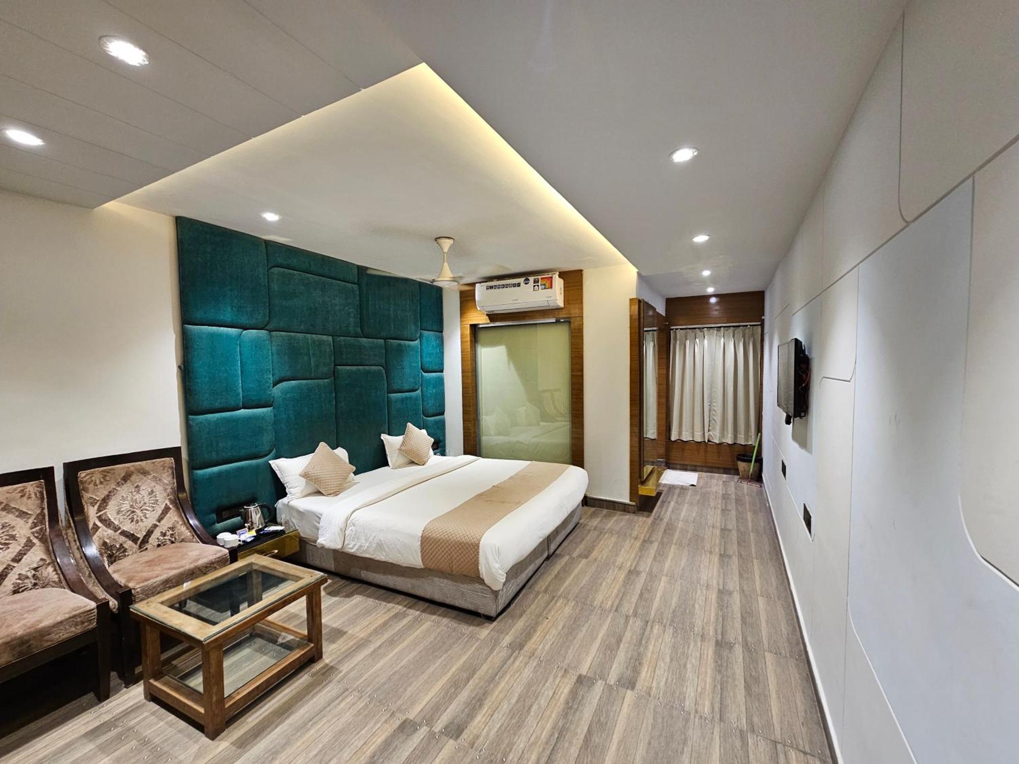 Hotel Mk Vivanta Gwalior Exteriör bild