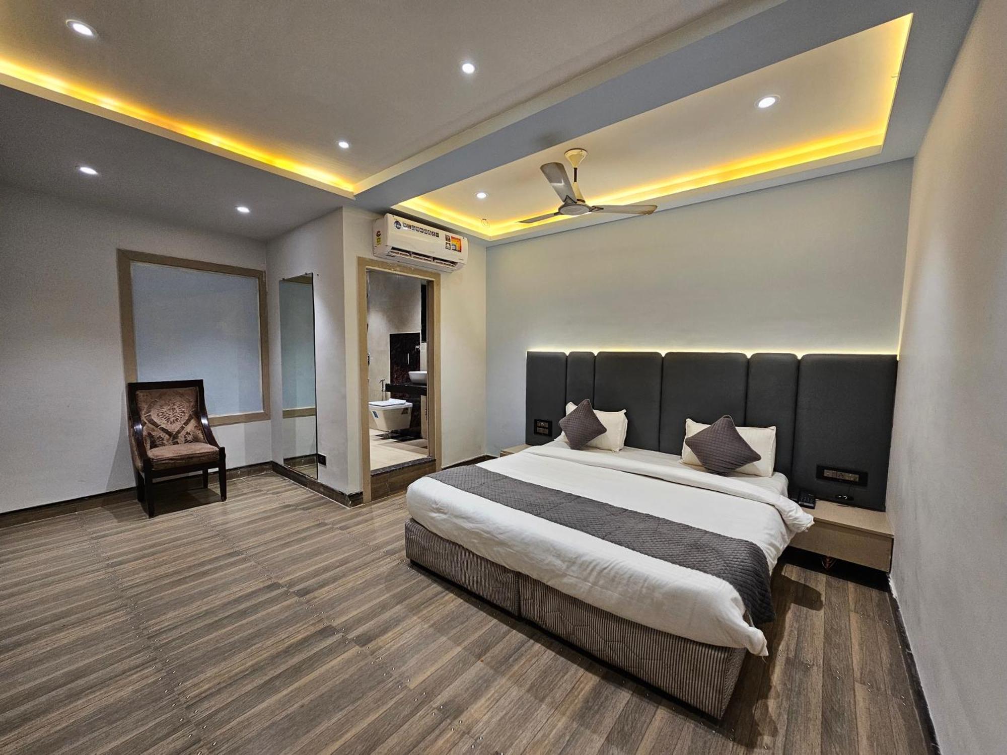 Hotel Mk Vivanta Gwalior Exteriör bild