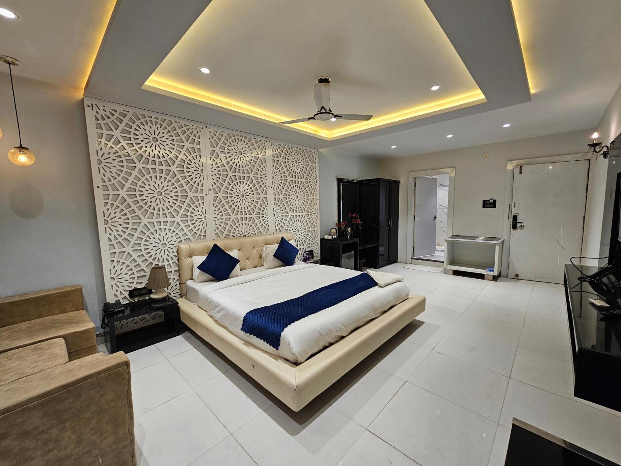 Hotel Mk Vivanta Gwalior Exteriör bild
