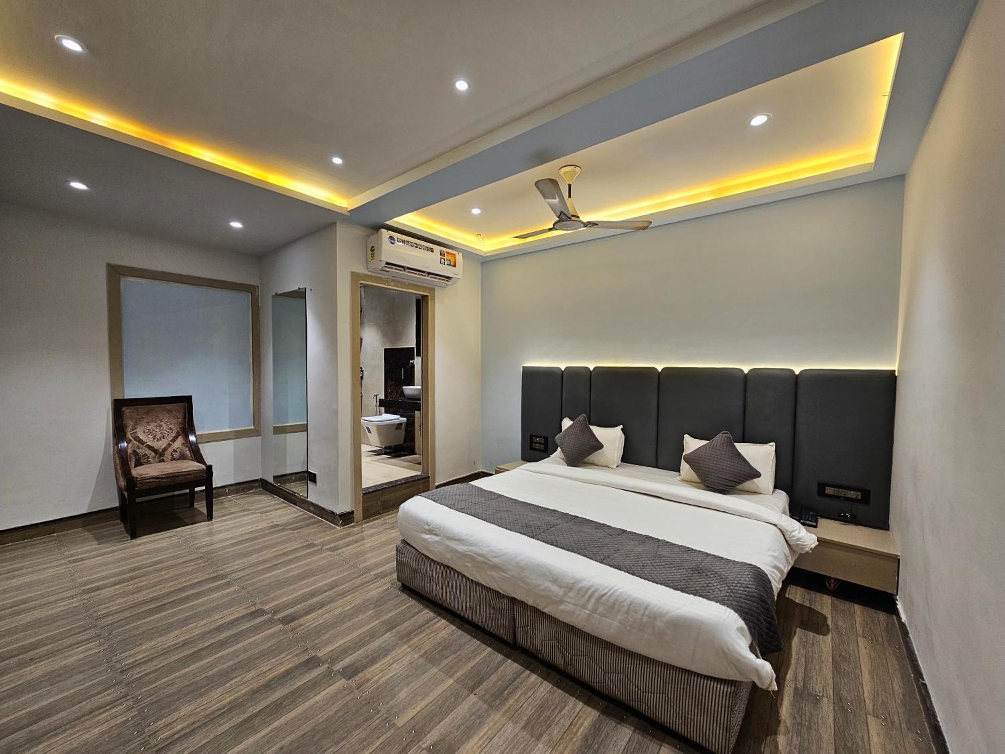 Hotel Mk Vivanta Gwalior Exteriör bild