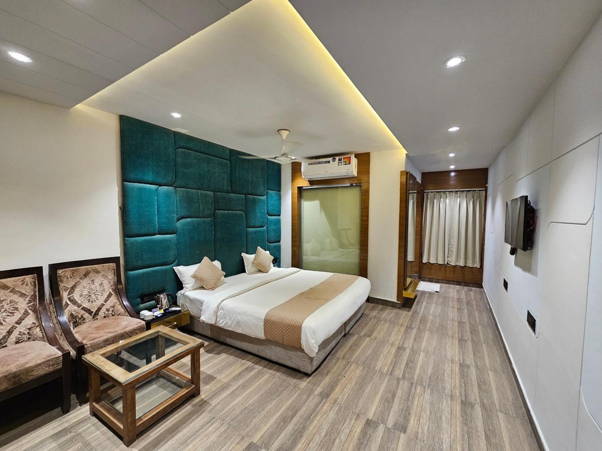 Hotel Mk Vivanta Gwalior Exteriör bild
