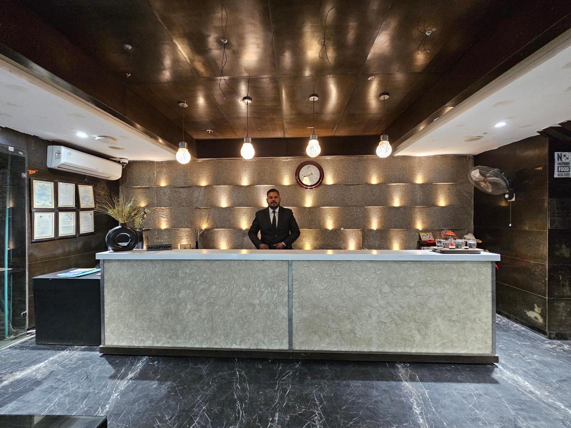 Hotel Mk Vivanta Gwalior Exteriör bild